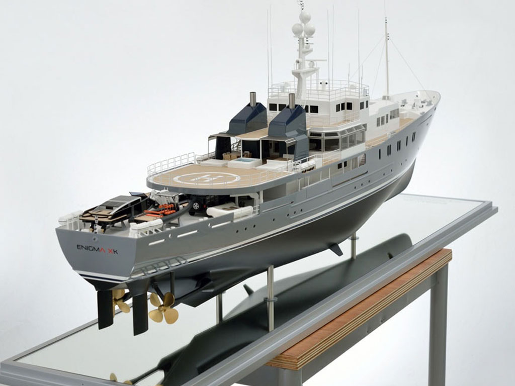 ENIGMA XK maquette du yacht après refit