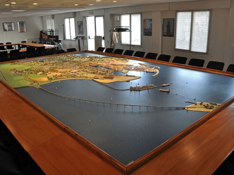 maquette d'urbanisation du port en eau profonde de La Pallice et du pont de l'île de ré 17 charente maritime